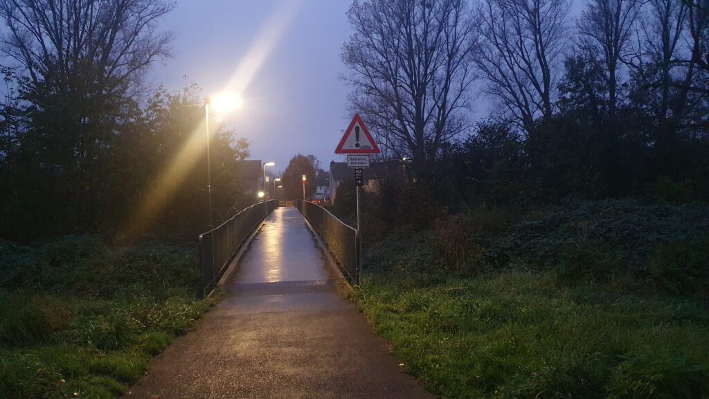 Nachtaufnahme der Heckfeldbrücke in Jülich